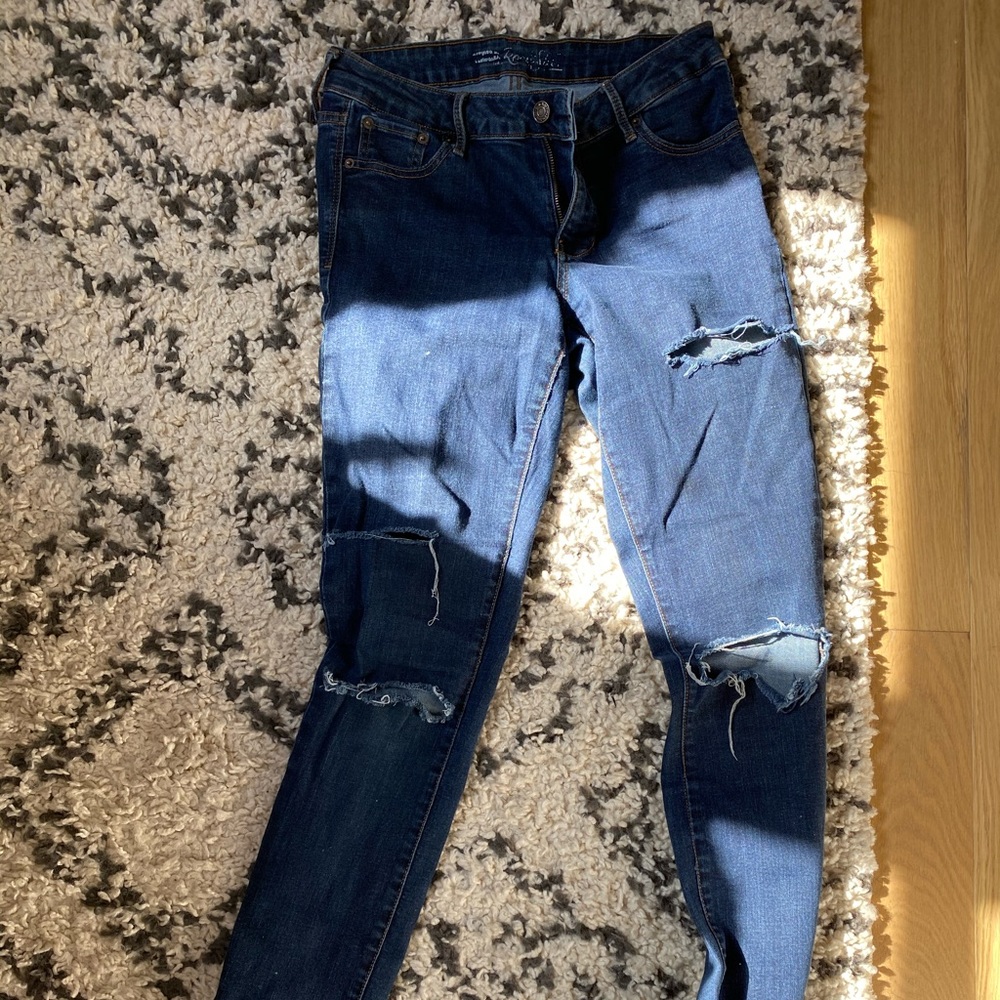 Distressed denim jeans with zipper detail